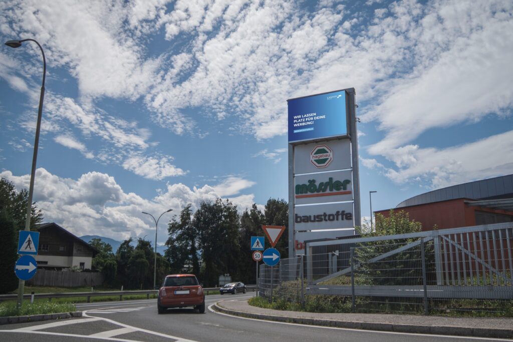 LED Wall 44 Hagebau Mössler in Villach Richtung Villach