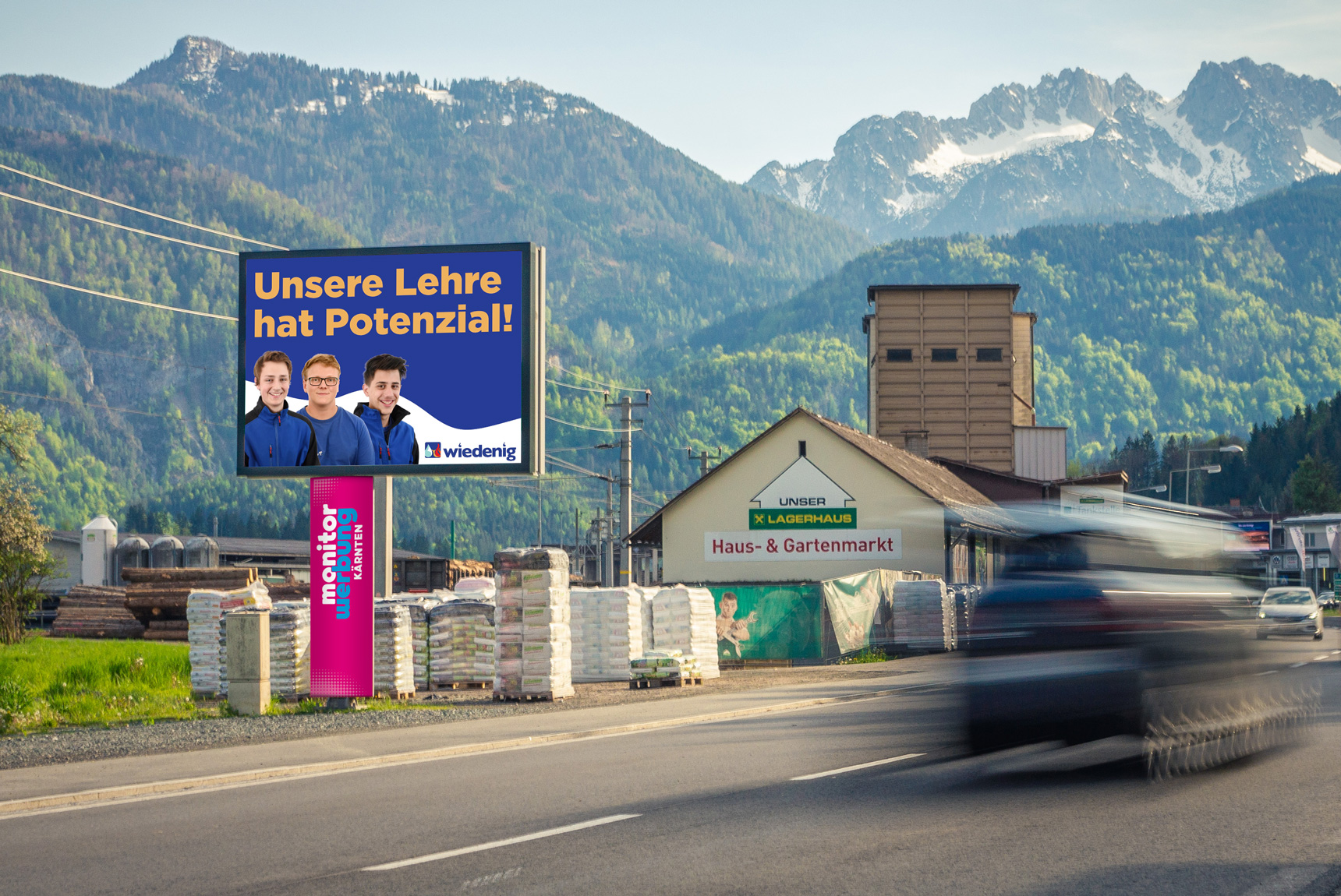 Foto einer LED Wall neben der Straße mit einer Grafik "Unsere Lehre hat Potential"
