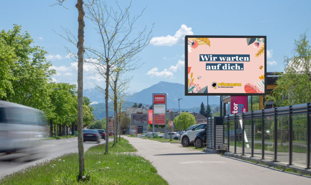 LED Wall neben der Straße, mit der Grafik "Wir warten auf dich"